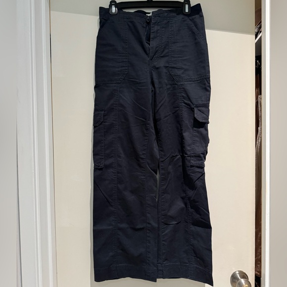 Abercrombie & Fitch Women’s Relaxed Cargo Pant; color Black; size 27 short (4s). - Picture 7 of 12